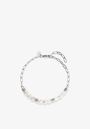Silberarmband mit unregelmäßigen weißen Perlen und kleinen silbernen Zwischenperlen, ausgestattet mit einem Karabinerverschluss und verstellbaren Gliedern.