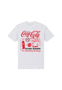 Bílá tričko s motivem Coca-Coly obsahující červené a černé grafiky, včetně láhve, Santa Clause a textu propagujícího osvěžující sváteční nápoj.