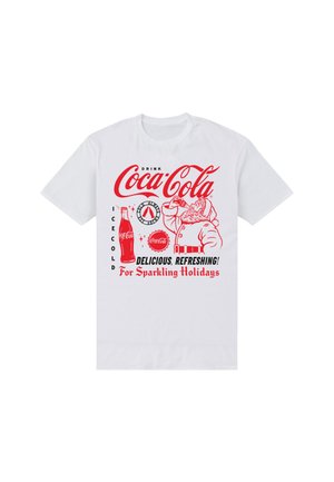 T-shirt blanc à thème Coca-Cola avec des graphismes rouges et noirs, comprenant une bouteille, le Père Noël et un texte faisant la promotion d'une boisson rafraîchissante pour les fêtes.