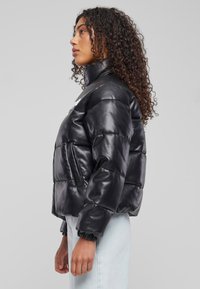 Karl Kani RETRO PU PUFFER - Vinterjakke - black