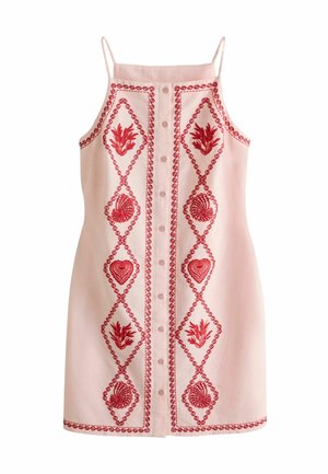 Robe sans manches rose clair avec fines bretelles, motifs floraux et cœurs brodés rouges, et boutons sur le devant au centre.