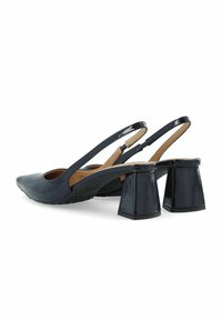 Tummansininen kiiltävä nahka slingback-kengät, joissa on terävä kärki ja paksu neliönmuotoinen korko. Sisäpuolella on beige vuori. Pintakuvioitu kumipohja.