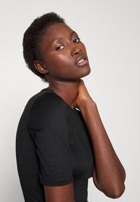 PIECES Tall PCNALA RUCHING DRESS  - Φόρεμα από ζέρσεϊ - black