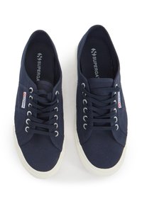 Sneakers in tela blu con suole in gomma bianca e occhielli. Include il logo sulla linguetta e l'etichetta laterale; lacci piatti e design con punta rotonda.