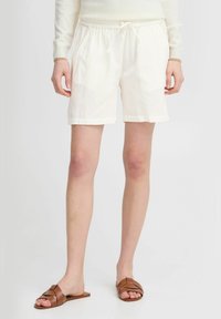 Shorts blancs avec une taille élastique et un cordon de serrage. Conçus avec des poches latérales et une coupe décontractée, fabriqués à partir d'un tissu léger.