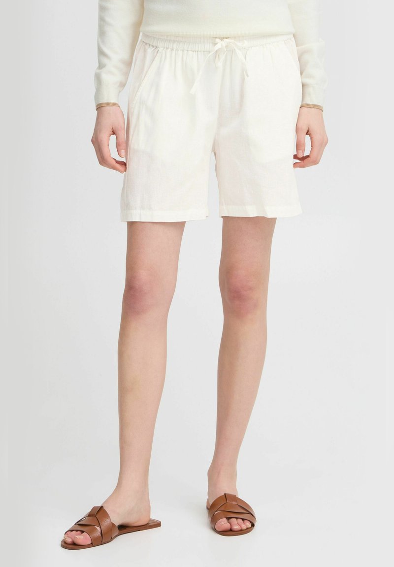 Shorts blancs avec une taille élastique et un cordon de serrage. Conçus avec des poches latérales et une coupe décontractée, fabriqués à partir d'un tissu léger.