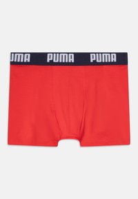 Rde bokserice z modrim elastičnim pasom, na katerem je bel logotip "PUMA". Mehak material, prilegajoča zasnova z oblikovano sprednjo ploščo.