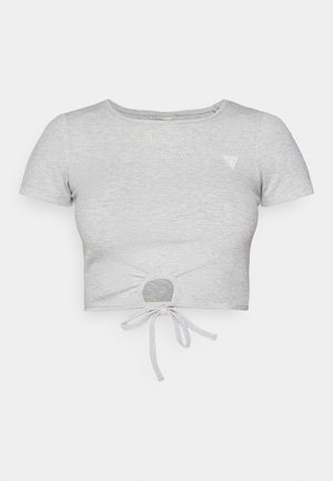 Sivý rebrovaný skrátený tričko s krátkymi rukávmi, s viazacou detalou na spodnej časti a malým trojuholníkovým logom na ľavej hrudi.