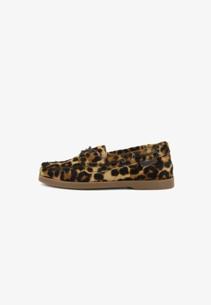 Scarpa stile mocassino con suola in gomma marrone, esterno in pelliccia sintetica e motivo leopardato con lacci decorativi neri sul lato.