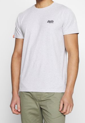 Grå bomuld T-shirt med korte ærmer og rund hals, med en lille sort logo på venstre bryst og en orange detalje på ærmet.