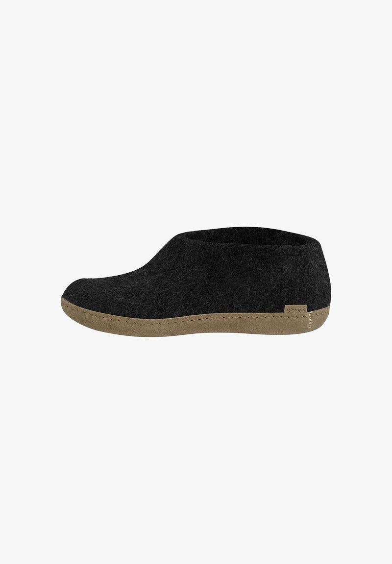 Scarpa nera in lana, slip-on, con punta arrotondata, suola in gomma beige e dettagli cuciti; presenta un piccolo etichetta sul lato.