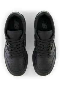 Schwarze sportliche Sneakers mit perforierter Zehenbox, strukturiertem Textil-Zunge, flachen schwarzen Schnürsenkeln und dezentem Branding auf der Innensohle.
