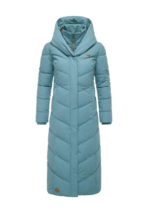 Lang, hættefyldt dunjakke i lyseblå med chevron-quilting. Har en fuld frontlynlås og et lille logo badge nær sømmet. Blød tekstur.