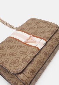 Guess NOELLE CONVERTIBLE XBODY FLAP - Borsa a tracolla - latte