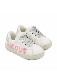 Baskets blanches avec le mot "BISOUS" brodé en rose, accent argenté sur le talon, lacets texturés et doublure en peluche pour un confort optimal.