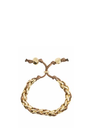 Verstellbares Armband mit goldfarbenem Kettchen, das durch ein braunes Band geflochten ist, befestigt mit einem Schiebeknoten und goldfarbenen Endperlen.