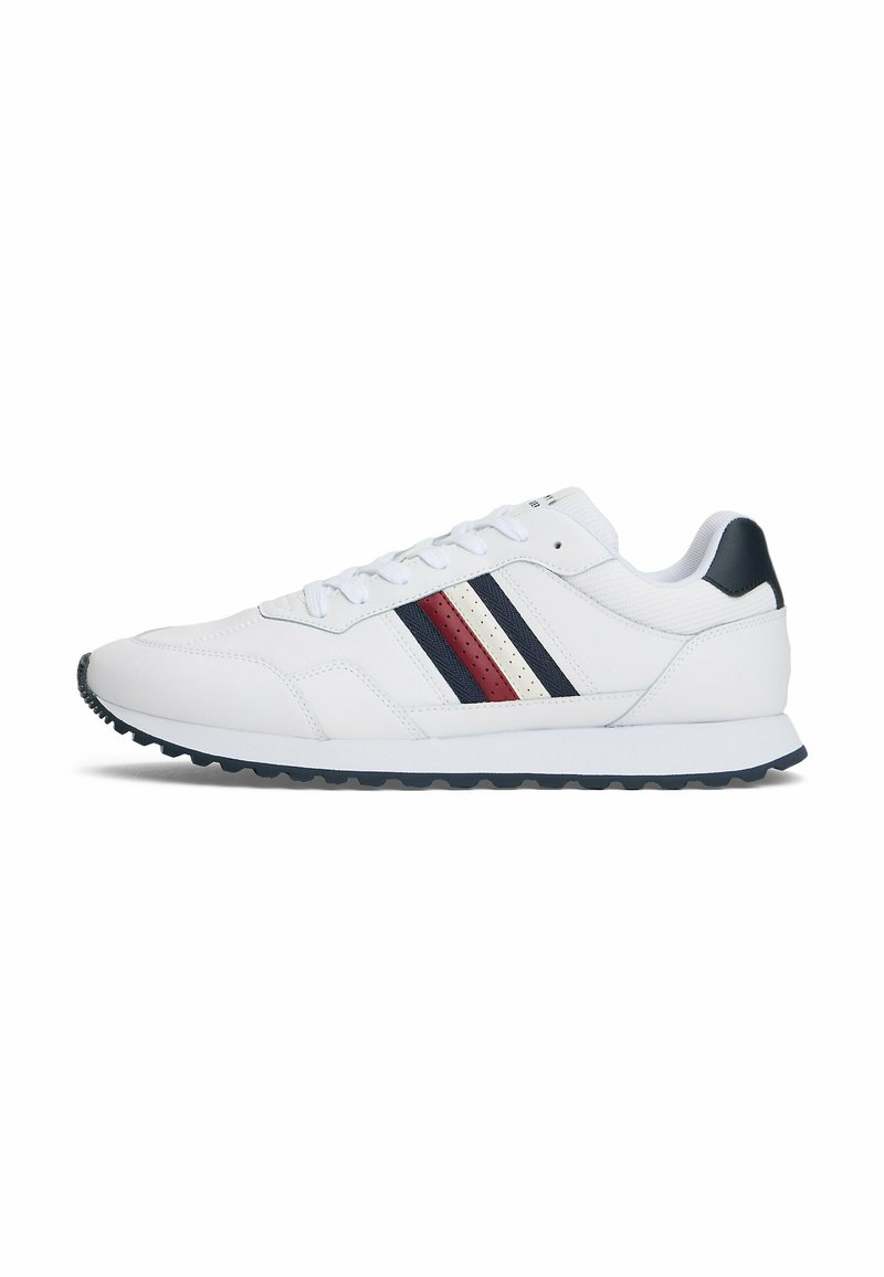 Witte sport sneaker met een gladleren bovenwerk, marineblauwe en bordeauxrode strepen, ronde veters en een gestructureerde rubberen zool.