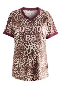 Gravidt-shirt med leopardmönster och vinröd V-ringning samt kantning på ärmarna, med vita "BOSTON" och "89" grafik tydligt placerade.
