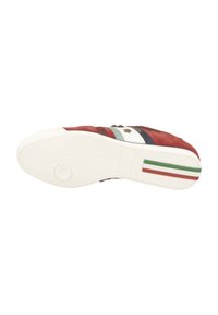 Zapatilla roja de cuero con acentos blancos, parte superior texturada y suela de goma blanca que presenta franjas verdes, blancas y rojas en el talón.