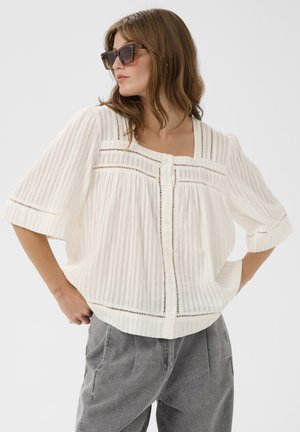 Biela pruhovaná blúzka so štvorcovým výstrihom, krátkymi rukávmi a predným zapínaním na gombíky. Obsahuje čipkované detaily a voľný strih.