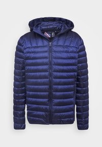 Mörkblå vadderad jacka med dragkedja framtill och huva. Har horisontella quiltade sektioner och en slät, glänsande tygtextur.