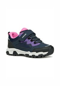 Chaussure de sport bleu marine avec des accents noirs, des détails roses et du matériel réfléchissant. Comprend un tissu en maille, une tige synthétique et une semelle en caoutchouc robuste.