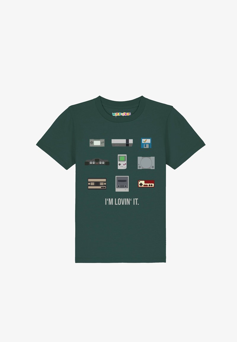T-shirt vert foncé avec des illustrations de consoles de jeu rétro et de cartouches au-dessus de la phrase "J'ADORE ÇA."