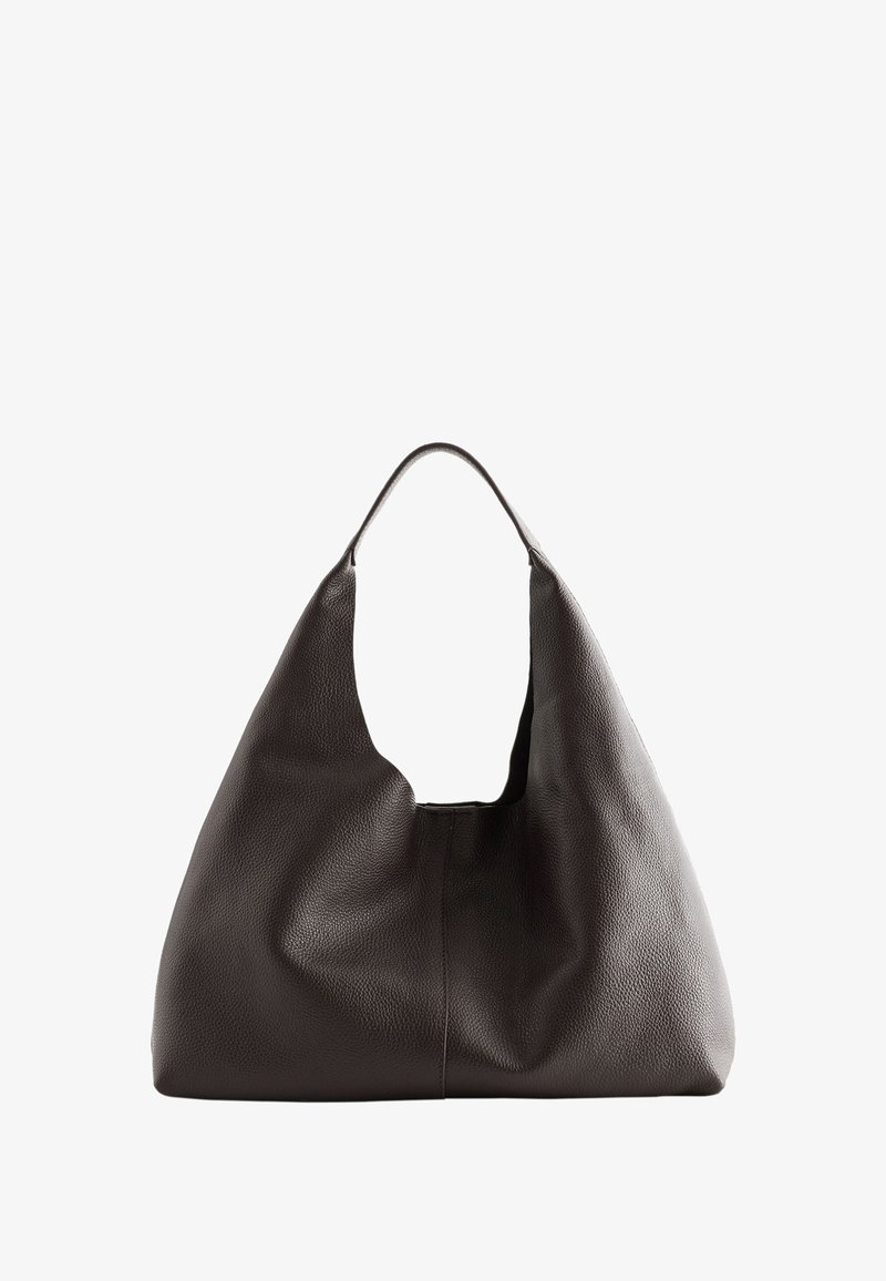 Grand sac hobo décontracté en cuir texturé marron foncé avec une large bandoulière unique et un design ouvert.