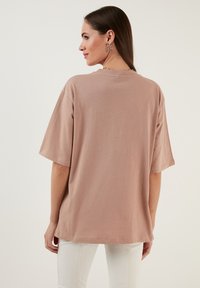 LELA LOOSE FIT - Jednoduché tričko - biscuit
