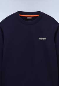 Felpa blu navy con scollo tondo, che presenta un colletto interno arancione e un piccolo logo sul petto. Realizzata in tessuto morbido e strutturato.