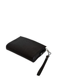 Zwarte leren clutch met een textuurafwerking, ritsluiting en afneembare polsband. Bevat een verdiept logo aan de voorkant.