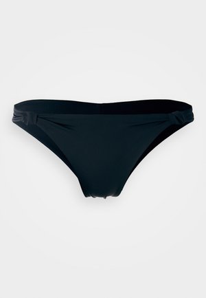 Svart bikinitruse med en glatt, elastisk tekstur. Har detaljer med rynker på sidene og et lavt liv for et minimalistisk utseende.