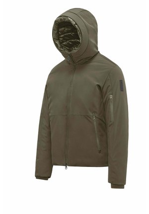 Olivengroene jas met capuchon, voorzien van een ritssluiting aan de voorkant, twee ritssluitingen aan de zijkanten en een ritszak op de arm, getoond tegen een witte achtergrond.