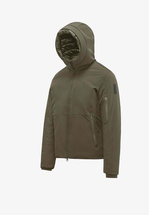 Olivengroene jas met capuchon, voorzien van een ritssluiting aan de voorkant, twee ritssluitingen aan de zijkanten en een ritszak op de arm, getoond tegen een witte achtergrond.
