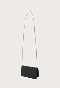 Bolso bandolera rectangular de cuero negro con una larga correa de cadena plateada, mostrado sobre un fondo blanco liso.