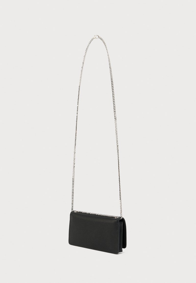 Bolso bandolera rectangular de cuero negro con una larga correa de cadena plateada, mostrado sobre un fondo blanco liso.