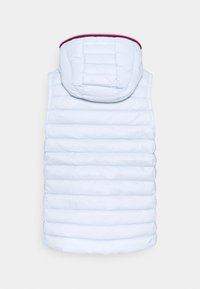 Veste matelassée sans manches bleu clair avec capuche attachée et bordure rouge le long du bord de la capuche, vue de dos.