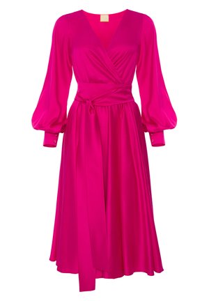 Fuksjowa sukienka w kształcie kopertowym z długimi bufkami, głębokim dekoltem w kształcie litery V i związanym w pasie. Wykonana z gładkiego materiału, z lekko opadającą spódnicą i zapięciami na guziki.