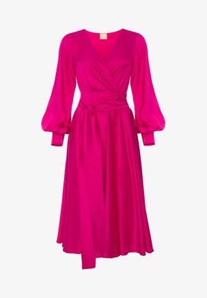 Fuksjowa sukienka w kształcie kopertowym z długimi bufkami, głębokim dekoltem w kształcie litery V i związanym w pasie. Wykonana z gładkiego materiału, z lekko opadającą spódnicą i zapięciami na guziki.