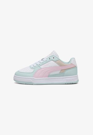 Baskets basses blanches avec des accents vert pastel et rose, fermeture à lacets à l'avant, et une semelle blanche épaisse.