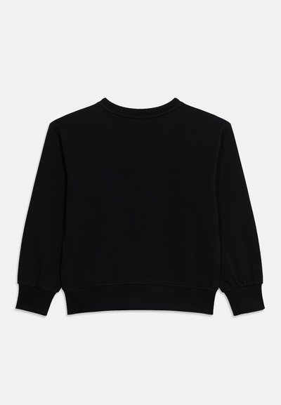 Μαύρο φούτερ με μακριά μανίκια και στρογγυλή λαιμόκοψη, με ριμπ μανσέτες και τελείωμα, απλωμένο επίπεδα πάνω σε ανοιχτό γκρι φόντο.