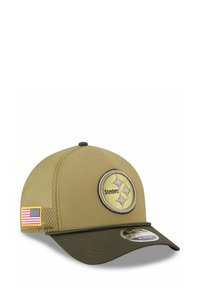 Khaki-Cap mit runder Pittsburgh Steelers Logo-Patch, dunkelolivfarbenem Schirm, Netzrücken und kleinem amerikanischen Flaggenakzent.