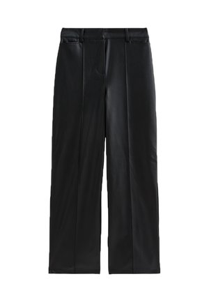 Pantaloni wide-leg in pelle sintetica nera con una trama liscia, caratterizzati da pieghe frontali e una vita tradizionale. Nessuna hardware o motivo visibile.