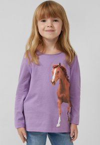 Paarse lange mouwen shirt met een gedrukt ontwerp van een bruine paard. De stof is zacht met een relaxte pasvorm, die levendige kleuren en details benadrukt.