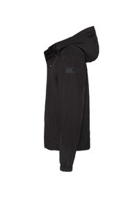 Chaqueta negra impermeable con capucha, cierre frontal con cremallera, puños elásticos y un parche de logo rectangular. Tejido suave y ligero.