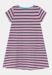 Pasiasta sukienka z krótkim rękawem w kolorze różowym i granatowym. Posiada okrągły dekolt z jasnoniebieską lamówką. Wykonana z miękkiego, lekkiego materiału bawełnianego.