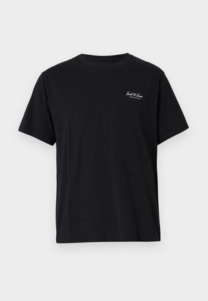 Zwarte katoenen T-shirt met een ronde halslijn en korte mouwen. Heeft de merknaam "Jack & Jones" in witte script op de linkerborst.