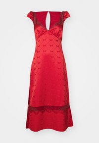 Rode jurk met een getailleerde bodice, korte ruches mouwen en een V-vormige halslijn. Kantaccenten aan de zoom en een patroontextuur door de hele jurk.