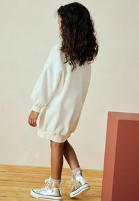 Next REGULAR FIT - Abito in maglia - ecru white sequin heart