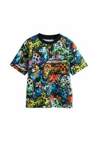 Tricou negru cu mânecă scurtă, având un model graffiti multicolor, cu controlere de jocuri și designuri abstracte în nuanțe vibrante.
